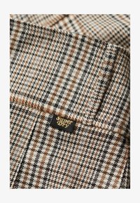 Seleccionado, neutral tweed