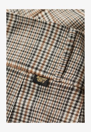 Brązowa, szara i czarna tkanina w kratkę z teksturowanym wykończeniem. Zawiera małą czarną metkę z napisem "Superdry" w złotym kolorze.