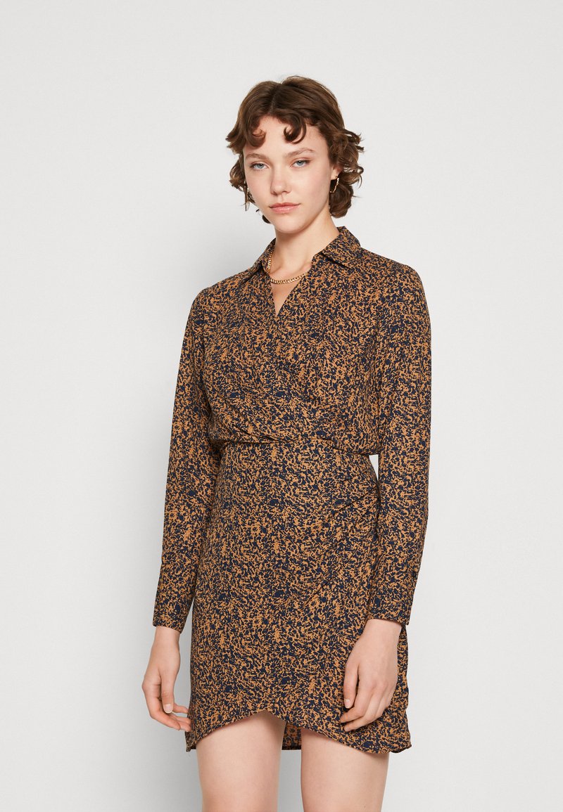 JDY JDYMOCCA FITTED WRAP DRESS - Kasdienė suknelė - toasted coconut/black