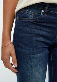 Desires LOLA MIDWAIST - Piegulo�ša piegriezuma džinsi - mid blue denim