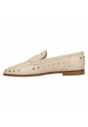 Beige læder loafers med dekorative runde udskæringer, prydet med metalliske detaljer, med en flad sål og en syet detalje på toppen.