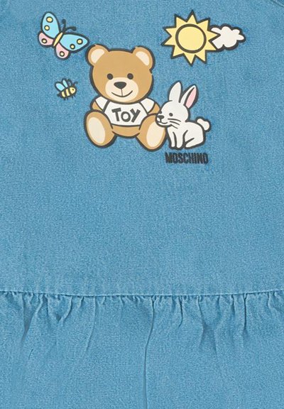 Orsetto di peluche che indossa una maglietta con la scritta "TOY", coniglio bianco, sole con nuvola, farfalla e ape su un tessuto blu con orlo arricciato.