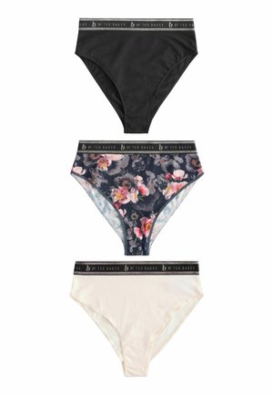 Trzy pary damskiej bielizny: czarne, w kwiatowy wzór na granacie i białe. Wszystkie mają elastyczne czarne paski w talii z napisem "b by Ted Baker".