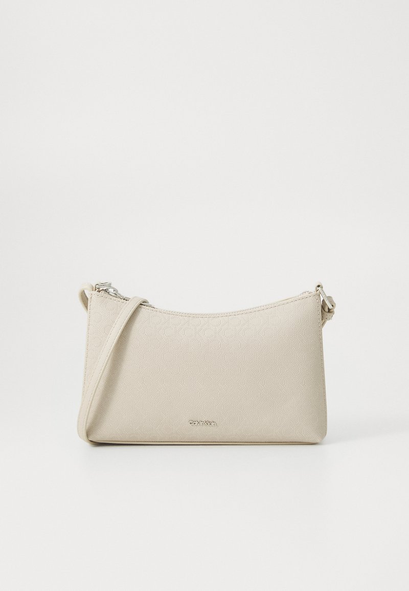 Borsa a tracolla beige con texture e un sottile motivo geometrico, dotata di chiusura con zip e tracolla regolabile. Logo impresso sul fronte.