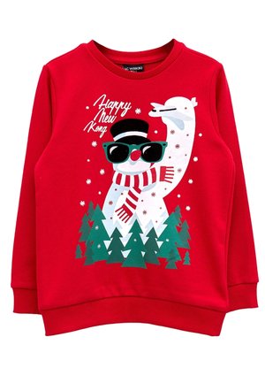 Felpa rossa con un pupazzo di neve che indossa occhiali da sole, un cappello e una sciarpa a righe, circondato da pini verdi e fiocchi di neve che cadono.