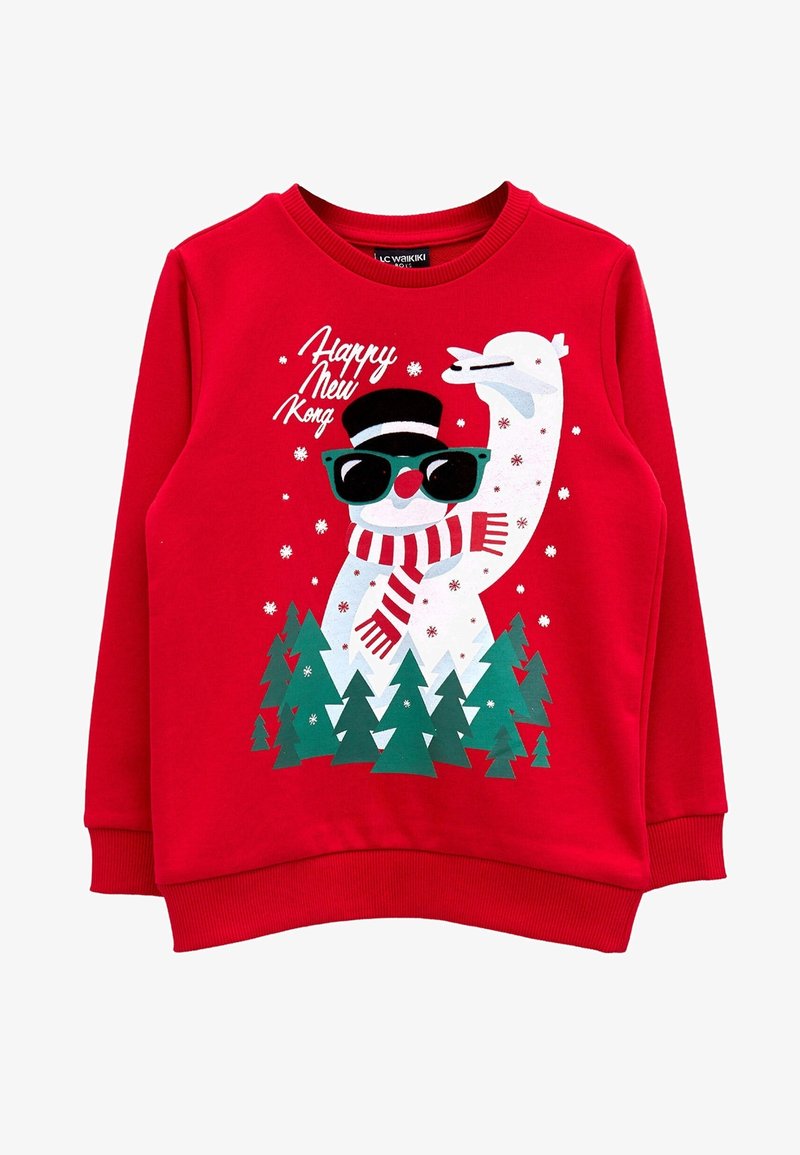 Sweatshirt rouge avec un bonhomme de neige portant des lunettes de soleil, un chapeau et une écharpe rayée, entouré de pins verts et de flocons de neige qui tombent.