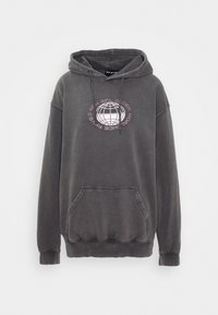 Grå hoodie i bomullsblandning med en framficka. Har en rund grafik med text i rosa och vitt. Justerbar huva med dragsko.