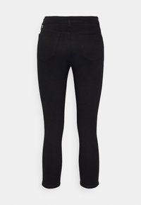 Jeans de mezclilla negra con un diseño ajustado, cintura de altura media y dos bolsillos traseros. La tela es suave y tiene un ligero estiramiento para mayor comodidad.