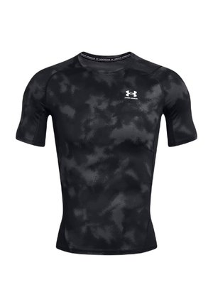 Schwarzes kurzärmeliges Sportshirt mit einem strukturierten Camouflage-Muster, hergestellt aus einem dehnbaren Material. Mit einem Kontrastlogo auf der Brust.
