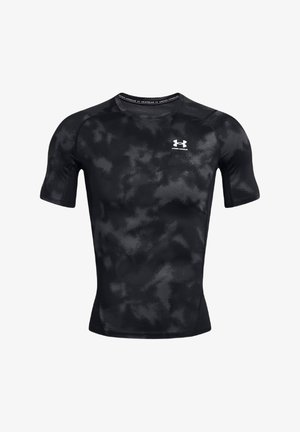 Schwarzes kurzärmeliges Sportshirt mit einem strukturierten Camouflage-Muster, hergestellt aus einem dehnbaren Material. Mit einem Kontrastlogo auf der Brust.