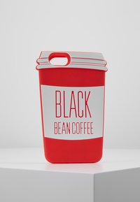 Custodia per telefono a forma di tazza di caffè rossa con un'etichetta bianca che mostra "BLACK BEAN COFFEE" in lettere rosse in grassetto. Texture liscia e bordi arrotondati.