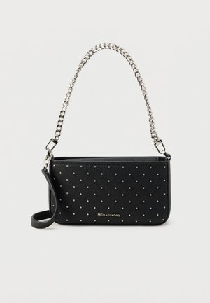 Fekete bőrből készült kézitáska ezüst szegecsekkel, láncos pánttal, eltávolítható vállpánttal és arany logóval. Téglalap alakú, texturált felülettel.