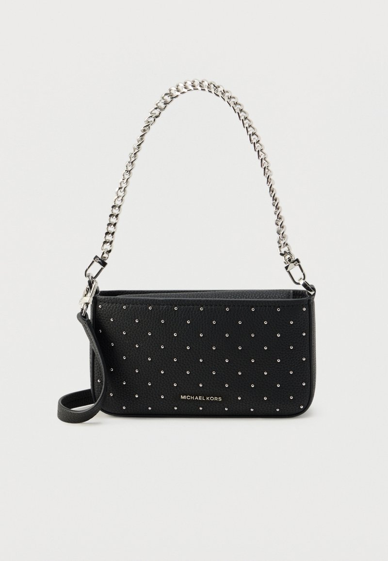 Μαύρη δερμάτινη τσάντα με ασημένια καρφιά, λουρί αλυσίδας, αποσπώμενο λουρί ώμου και χρυσό λογότυπο. Ορθογώνιο σχήμα με υφασμένη επιφάνεια.