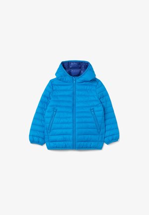 Blauwe gewatteerde jas met een capuchon, voorzien van een rits en twee zijzakken. De buitenkant heeft een gestructureerd, doorgestikt patroon en elastische manchetten.