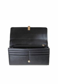 Cartera de cuero negro con superficie texturada, herrajes dorados, bolsillo con cremallera, múltiples ranuras para tarjetas y cierre de broche. El interior muestra el nombre de la marca.