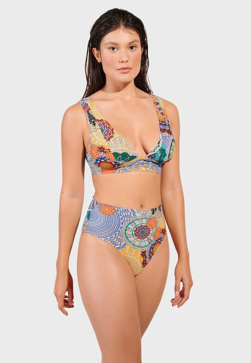 Flerfärgad bikini set som har en djup V-ringad topp och högmidjade underdelar, tillverkad av ett mjukt tyg med blommiga och geometriska mönster.