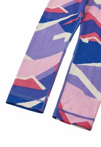 Legginsy w wielokolorowe wzory w odcieniach fioletu, różu i niebieskiego. Posiadają geometryczne wzory, miękki materiał oraz podszyte brzegi.