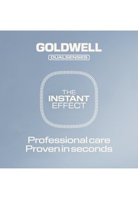 Goldwell Dualsenses Logo mit dem Text The Instant Effect und dem Slogan Professional care proven in seconds auf hellem blauen Hintergrund.