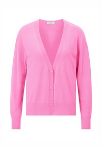 Ružový cardigan vyrobený z jemného pleteného materiálu, s výstrihom do V, dlhými rukávmi a piatimi gombíkmi na prednej strane.
