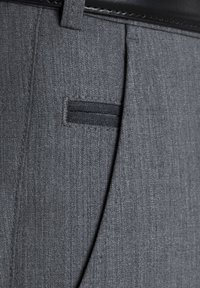 Graue maßgeschneiderte Hose mit glatter Textur, ausgestattet mit einer Seitentasche und einem dunklen Akzentstreifen sowie einem eleganten schwarzen Bund.
