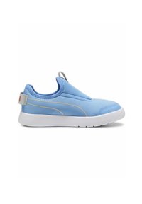 Kék slip-on sportcipő sima szövet felsőrésszel, fehér talppal, lekerekített formával, rugalmas oldalsó díszítésekkel és hátsó sarokhúzó pánttal.