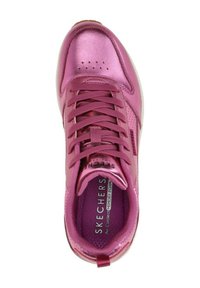 Zapatilla deportiva rosa con un acabado brillante, diseño de cordones, cuello acolchado y perforaciones para una buena transpiración. Cuenta con plantilla de espuma con memoria.