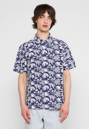 Kortærmet skjorte i navy stof med et hvidt blomstermotiv og blade, klassisk krave og afslappet pasform.