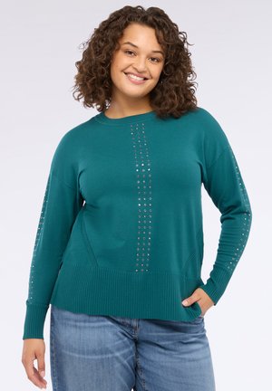 Teal Pullover mit Rundhalsausschnitt, langen Ärmeln, geripptem Saum und vertikalen metallischen Nietendetails auf der Vorderseite und den Ärmeln. Weiche, gestrickte Textur.