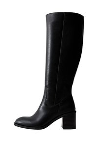 Stivale nero in pelle al ginocchio con punta arrotondata, texture liscia e tacco spesso. Presenta cuciture minime e un design elegante e aerodinamico.