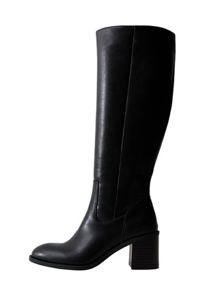 Zwarte leren kniehoge laars met een ronde teen, een gladde textuur en een chunky hak. Heeft minimale stiksels en een strakke, gestroomlijnde vormgeving.