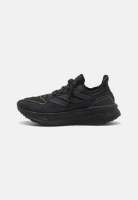 Chaussures de sport noires avec une tige en maille, des accents texturés et une semelle en caoutchouc épaisse arborant la marque "LIGHT BOOST". Les lacets sont maintenus par un système de verrouillage.