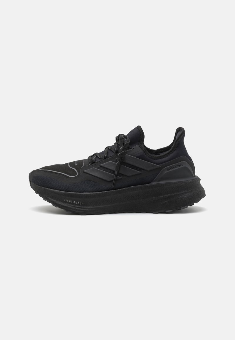 Chaussures de sport noires avec une tige en maille, des accents texturés et une semelle en caoutchouc épaisse arborant la marque "LIGHT BOOST". Les lacets sont maintenus par un système de verrouillage.