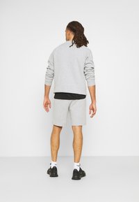 Ellesse ASTERO SHORT - Spordišortsid - grey marl