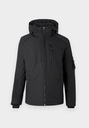 Svart hettegenser med glidelås foran, glidelåslomme på brystet, to sidelommer, og glidelåslomme på venstre erme, vist mot hvit bakgrunn.