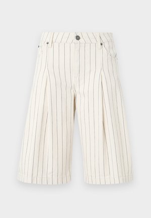 Kremfargede knelang shorts med vertikale svarte nålestriper, frontplissert, beltestropper, sidelommer og knappelukking.