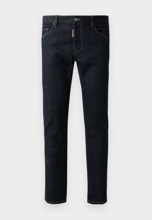Jean en denim bleu foncé avec une coupe ajustée, doté d'une fermeture à bouton, de cinq poches et de coutures jaunes contrastées sur les coutures.