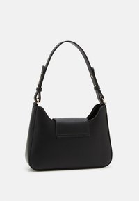 Schwarze Handtasche mit strukturiertem Design, glatter Textur und einem kurzen, verstellbaren Trageriemen. Verfügt über einen Frontverschluss und minimale Hardwareakzente.