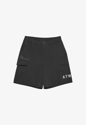 Zwarte cargoshorts met elastische tailleband, drukknoop, zijzakken en bedrukt text "HALO" en "ATW" op linker- en rechterpijpen.