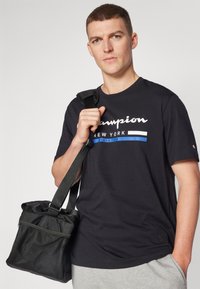 Champion CREWNECK - Camiseta estampada - black