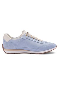 Baskets en daim bleu clair avec empiècement au talon beige, lacets beiges et semelle en caoutchouc blanc-brun, vues de profil sur fond blanc.
