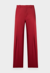 Pantalones rojos a medida con diseño de pierna recta, trabillas para cinturón y bolsillos laterales. Tejido de textura suave sin patrones visibles ni elementos metálicos.
