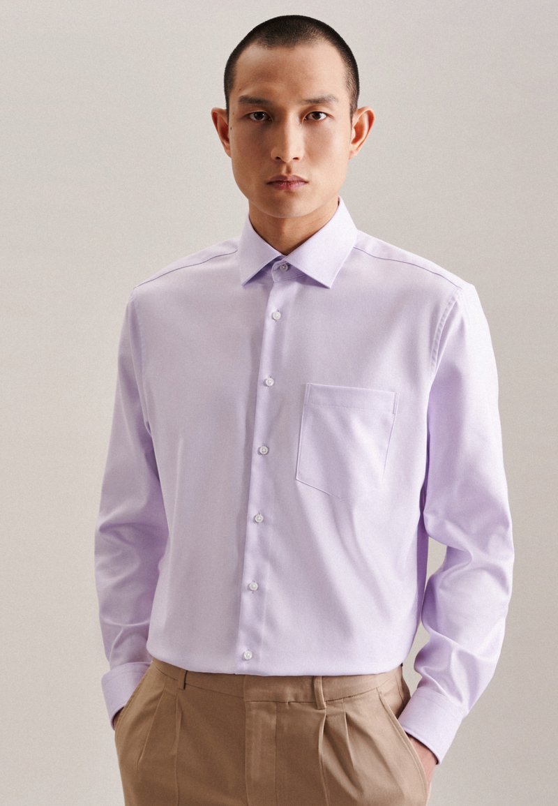 Camicia a maniche lunghe viola chiaro con colletto a bottone, taschino sul petto e bottoni blu chiaro; texture liscia e design aderente.