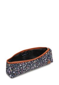 Astuccio con un motivo floreale su tessuto scuro, cerniera arancione e accenti beige, caratterizzato da un logo all'interno e una superficie texturizzata.