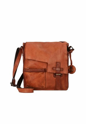 Bruine leren schoudertas met een klep sluiting, voorvak en een afneembare schouderband. Voorzien van een gestructureerd oppervlak en een decoratief label.