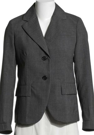 Blazer gris foncé cintré avec deux boutons noirs, revers crantés et poches à rabat sur le devant, présenté sur un buste de mannequin blanc.