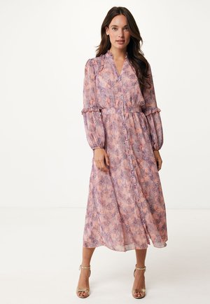 Robe midi à motifs floraux dans des tons de rose doux et de violet. Elle présente de longues manches bouffantes, une fermeture à boutons et un détail de taille cintrée.