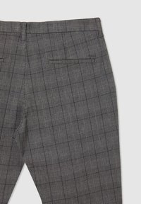 Pantaloni a scacchi grigi con un sottile motivo a quadri, dotati di una tasca posteriore e una texture di tessuto liscia. Design della vita standard.