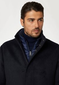 Guess Palton scurt - blau