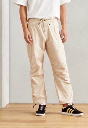 WIDE PARACHUTE - Pantaloni - fog