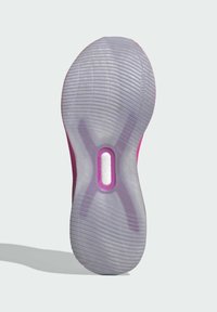 Suola di scarpa sportiva leggera in gomma traslucida, con dettagli rosa, scanalature testurizzate e un elemento ammortizzante al centro.